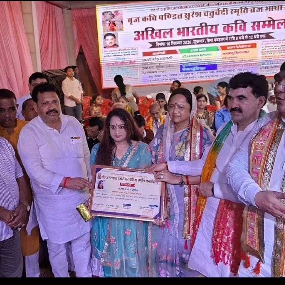 दाऊजी महाराज मेले में भोर तक चला कवि सम्मेलन:हाथरस में हास्य-व्यंग्य पर खूब लगे ठहाके, भोर तक चला कार्यक्रम