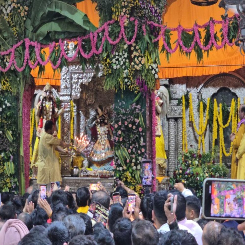 बांके बिहारी ने धारण की पीली जरदोजी की पोशाक:जन्म के बाद हुई मंगला आरती, वर्ष में एक बार होते हैं मंगला आरती के दर्शन
