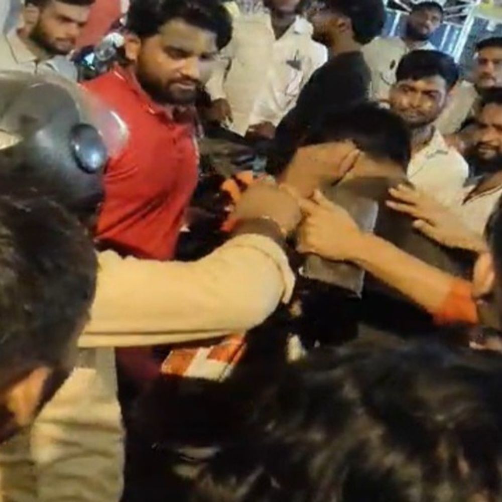 मथुरा में निर्दयता की हद पार:भीड़ ने युवक की बेरहमी से पिटाई, जेबकटी के शक में प्लास से किया हमला