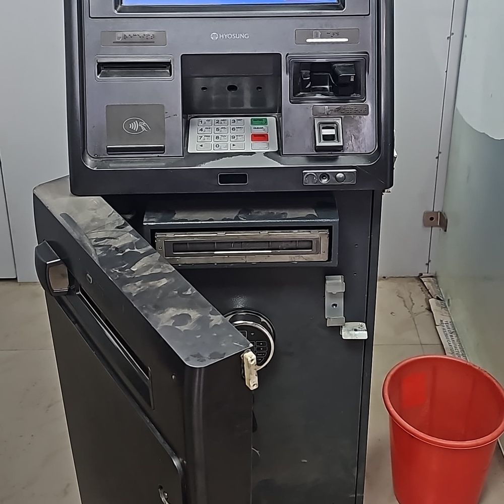 बदायूं में दिनदहाड़े SBI ATM तोड़ने की कोशिश:युवक ने कैमरे तोड़े, कैशट्रे उखाड़ने में जुटा; पुलिस ने विक्षिप्त बताया
