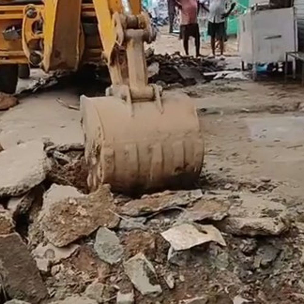 नौढ़िया में NH-39 किनारे अतिक्रमण पर चला बुलडोजर:170 से ज्यादा दुकान, 6 पक्के निर्माण हटाए; सुबह से शाम तक चली कार्रवाई