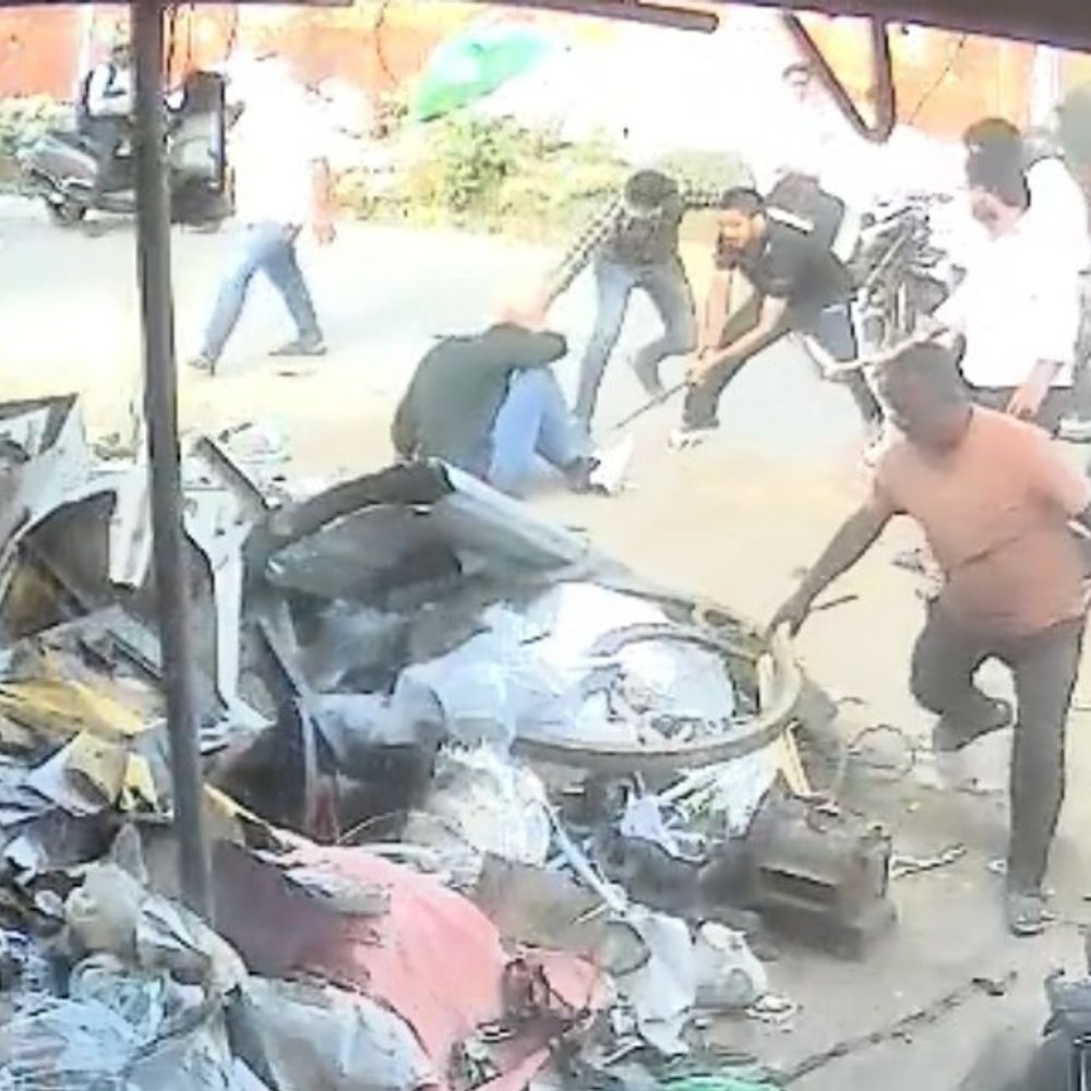 बस्ती में युवक पर दबंगों का हमला:लोहे की रॉड से पीटा, CCTV में कैद हुई घटना; घायल अस्पताल में भर्ती