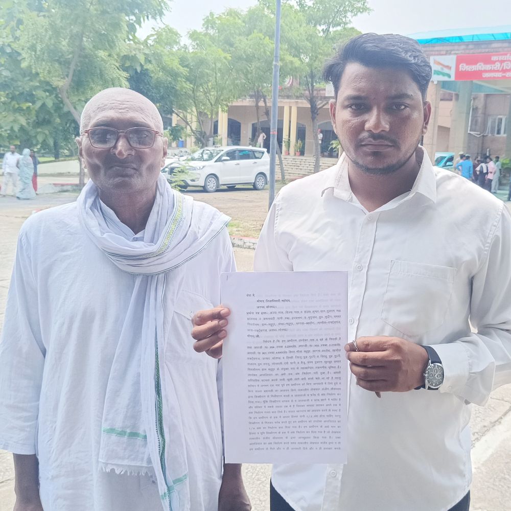 मधुपुर में भूमि अंश निर्धारण में गड़बड़ी का आरोप:तत्कालीन लेखपाल पर मिलीभगत का आरोप, पीड़ितों ने जिलाधिकारी से की शिकायत
