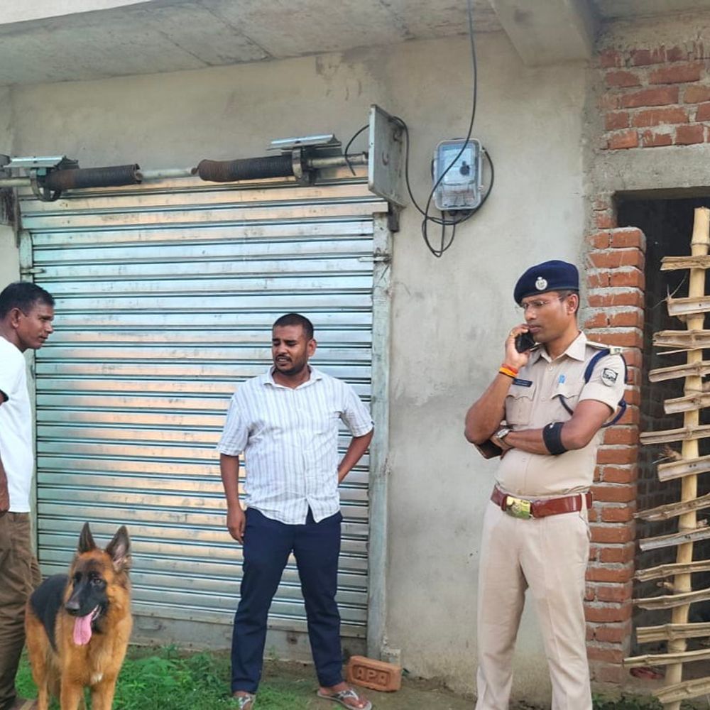 बांका के खंडहर में ब्राउन शुगर लेते युवकों का VIDEO:डॉग स्क्वायड के साथ पुलिस ने गांवों में की छापेमारी, बढ़ते सूखे नशे पर सवाल