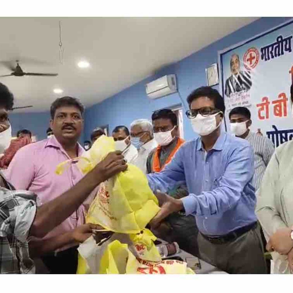 150 TB मरीजों को बांटी न्यूट्रीशन डाइट किट:मोतिहारी में TB मुक्त भारत अभियान के तहत ADM बोले- नियमित दवा और पोषण जरूरी