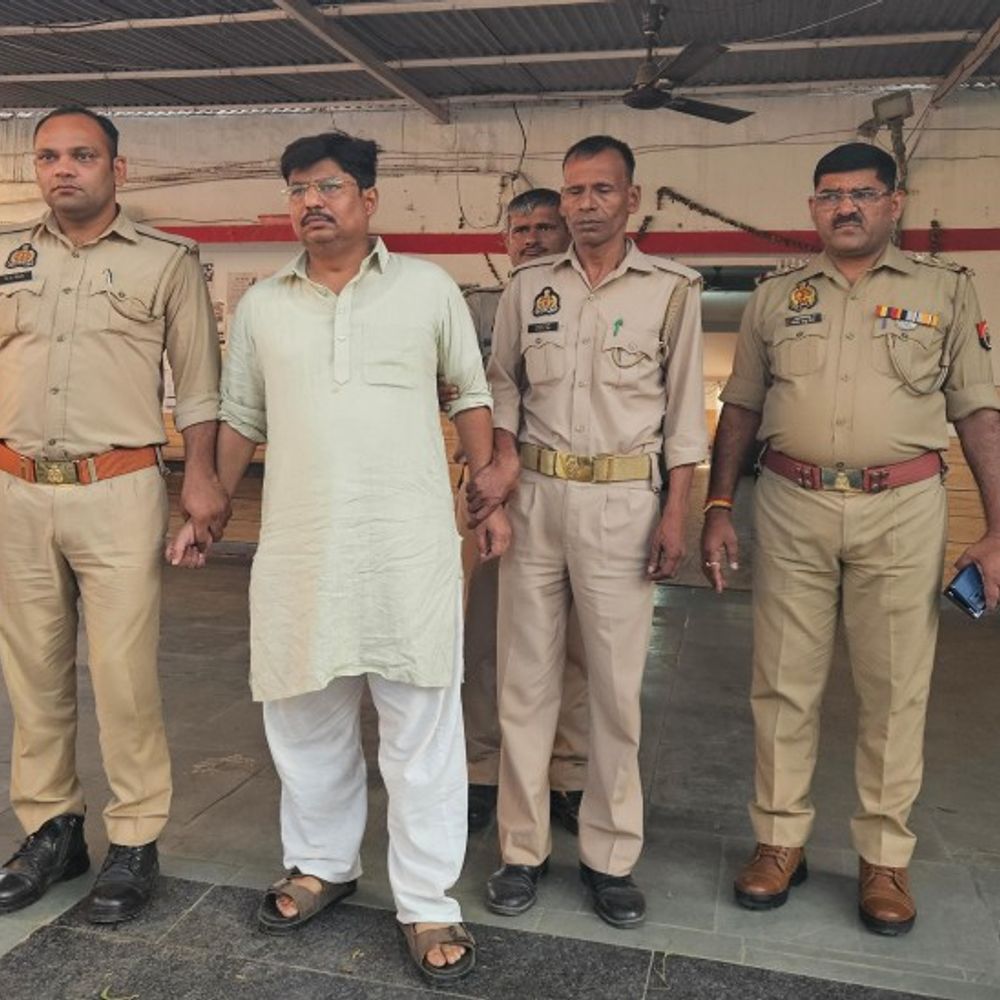 भैया से कहकर IAS बनवा दूंगा:कहने वाले सपा नेता को मथुरा पुलिस ने किया गिरफ्तार, महिला बैंक कर्मी ने लगाया था प्रताड़ित करने का आरोप