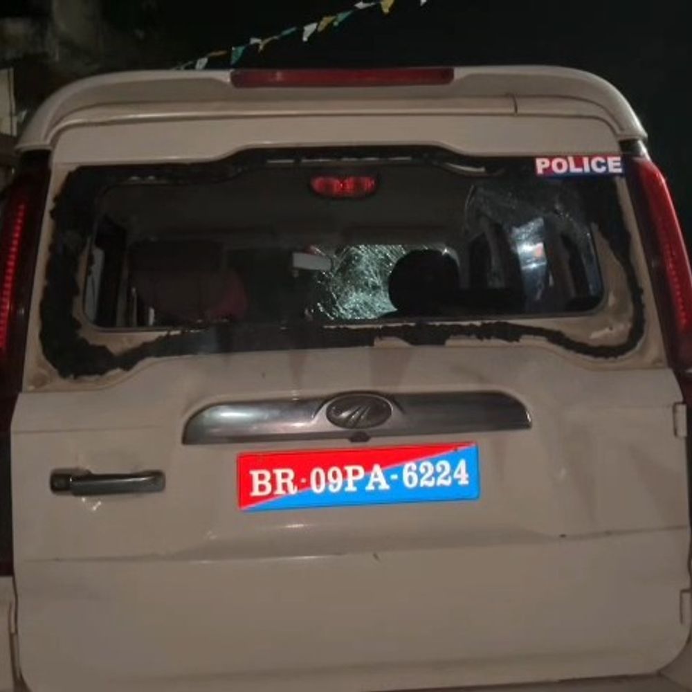 बेगूसराय: पुलिस पर हमला कर आरोपी को छुड़ाने की कोशिश:चेरिया बरियारपुर में वारंटी बुच्ची की गिरफ्तारी पर बवाल, तोड़फोड़; लाठियां लहराकर पुलिस को घेरा