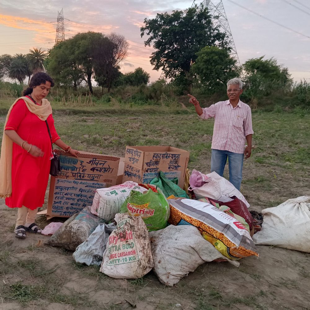 आगरा में यमुना स्वच्छता अभियान:यमुना किनारे जुटाया 250 किलो अघुलनशील कचरा, लोगों को किया जागरूक