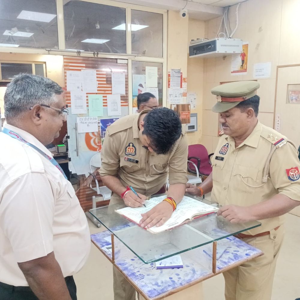 अवकाश के बाद बैंक खुलते ही पुलिस अलर्ट मोड पर:संदिग्धों और वाहनों की जांच कर सुरक्षा व्यवस्था का जायजा लिया