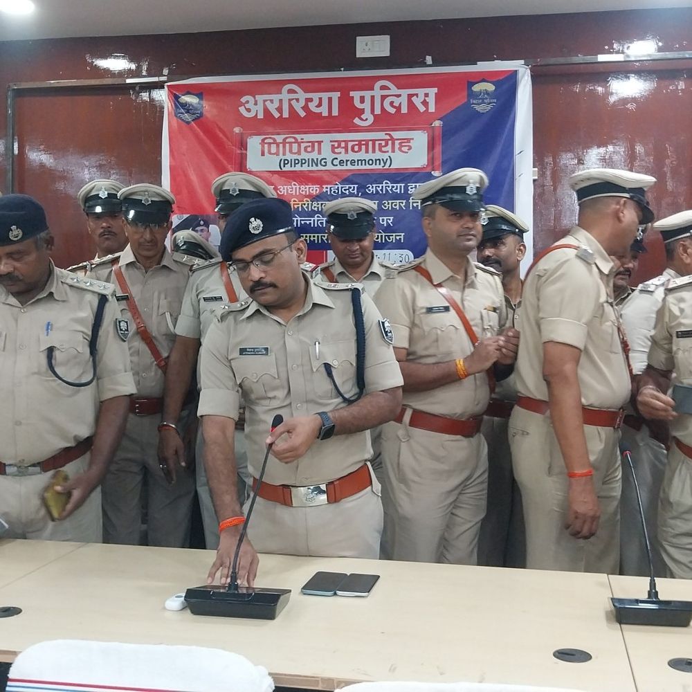 अररिया में 75 एएसआई बने दारोगा,एसपी ने लगाया दूसरा स्टार:कंधे पर सजे 2 सितारे तो खिल उठे चेहरे, एसपी ने दी नई जिम्मेदारियां