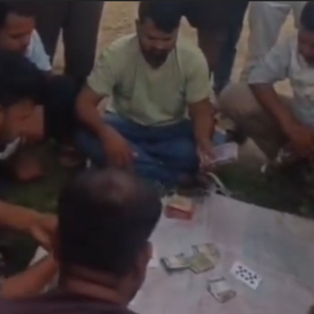 जालौन के कुकरगांव में जुआ खेलते दिखे लोग:ग्रामीणों ने जताई चिंता, पुलिस प्रशासन से जांच और कार्रवाई की मांग