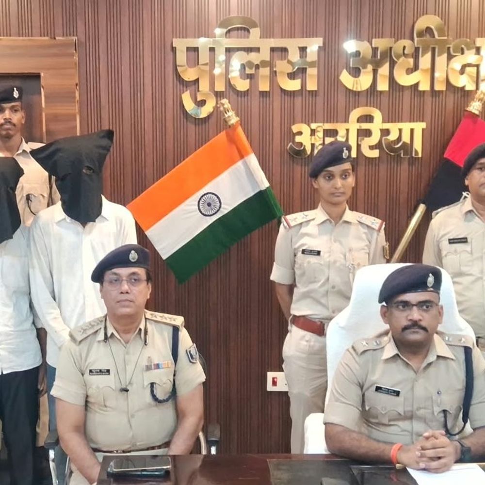 आधार बायोमेट्रिक से साइबर ठगी करने वाले 4 गिरफ्तार:अररिया में 2.20 लाख कैश-58 सिम बरामद; 4 मॉडिफाइड फिंगरप्रिंट स्कैनर, 7 ATM कार्ड मिले