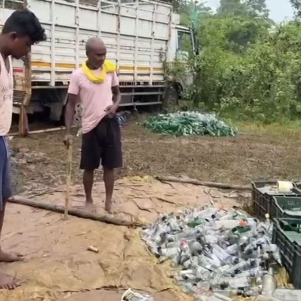 बरवाअड्डा के जंगल में नकली शराब फैक्ट्री का भंडाफोड़:छापेमारी में कच्चा स्प्रीट, नामी कंपनियों के रैपर और बोतलें जब्त