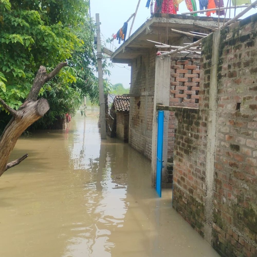 खगड़िया में 4 नदियां उफान पर,कई इलाकों में घुसा पानी:तेज बहाव के बीच रस्सी का सहारा ले रहे लोग,14 स्कूल प्रभावित; नाव सहारा