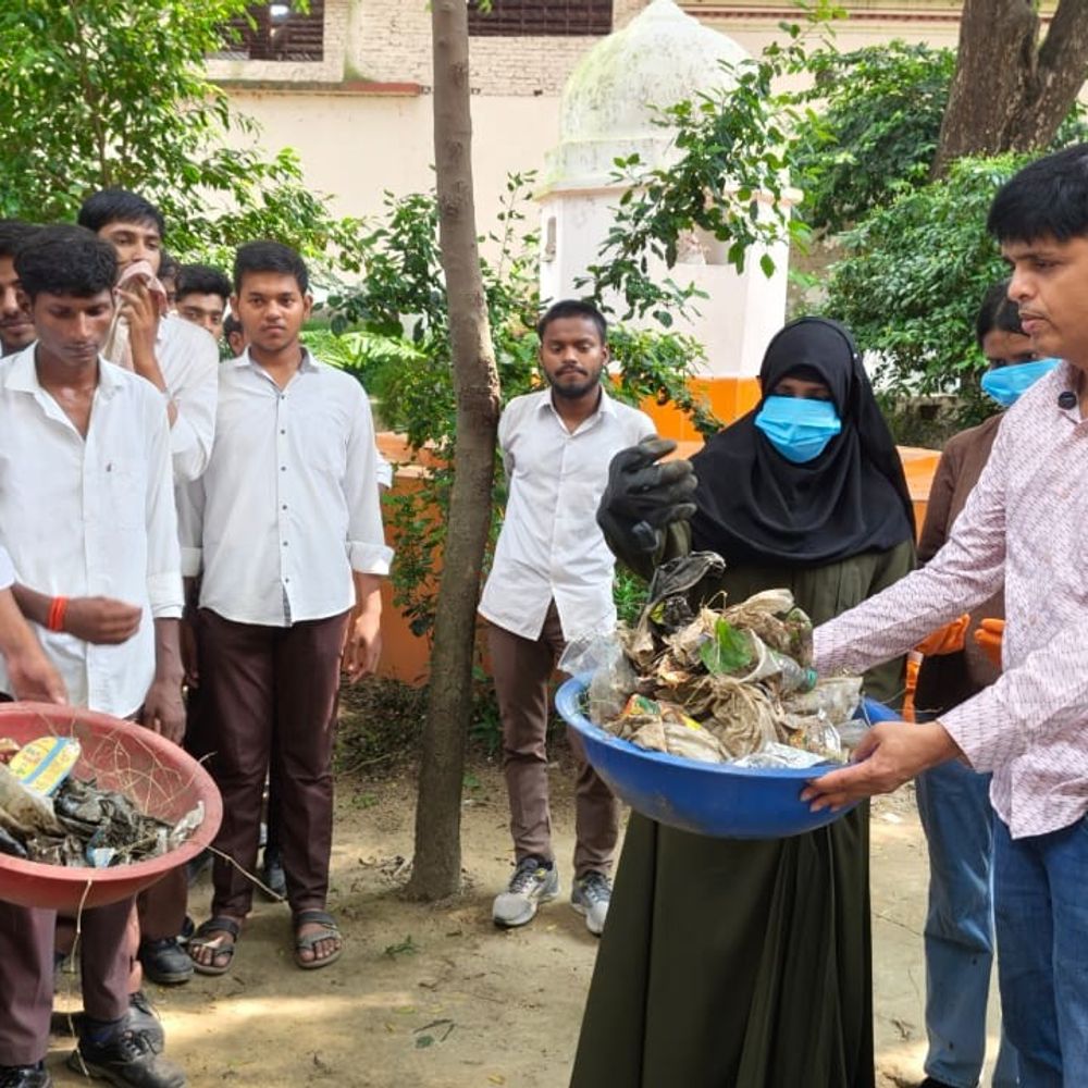 मऊ में 600 लोगों ने चलाया स्वच्छता अभियान:ढेकुलिया घाट से 3 टन से ज्यादा कूड़ा हटाया; नदी को साफ रखने का लिया संकल्प