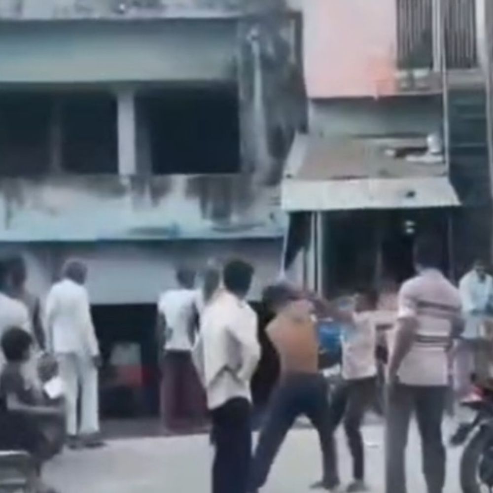 शाहजहांपुर में बीच-सड़क मारपीट,युवक के सिर पर ईंट से हमला:वीडियो वायरल, सड़क पर गिरा युवक; पुलिस बोली- शिकायत मिलने पर होगी कार्रवाई