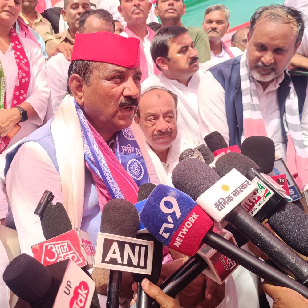 सपा प्रदेश अध्यक्ष श्यामलाल ने भाजपा सरकार पर साधा निशाना:जालौन में PDA सम्मेलन में रोजगार और पेपर लीक समेत कई मुद्दे उठाए