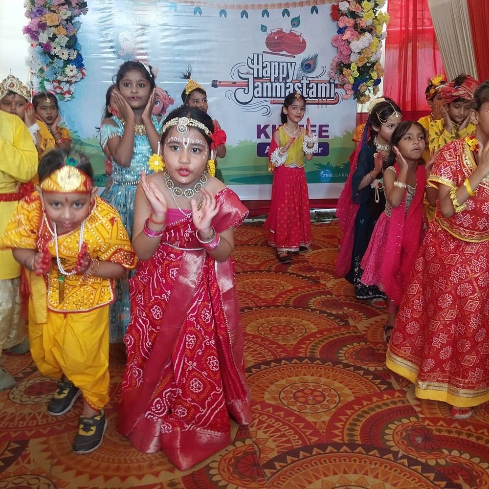 अररिया के मंदिरों में श्रीकृष्ण जन्मोत्सव की तैयारियां तेज:आधी रात 12:55 बजे होगा जन्मोत्सव, शुक्रवार को मनेगी जन्माष्टमी