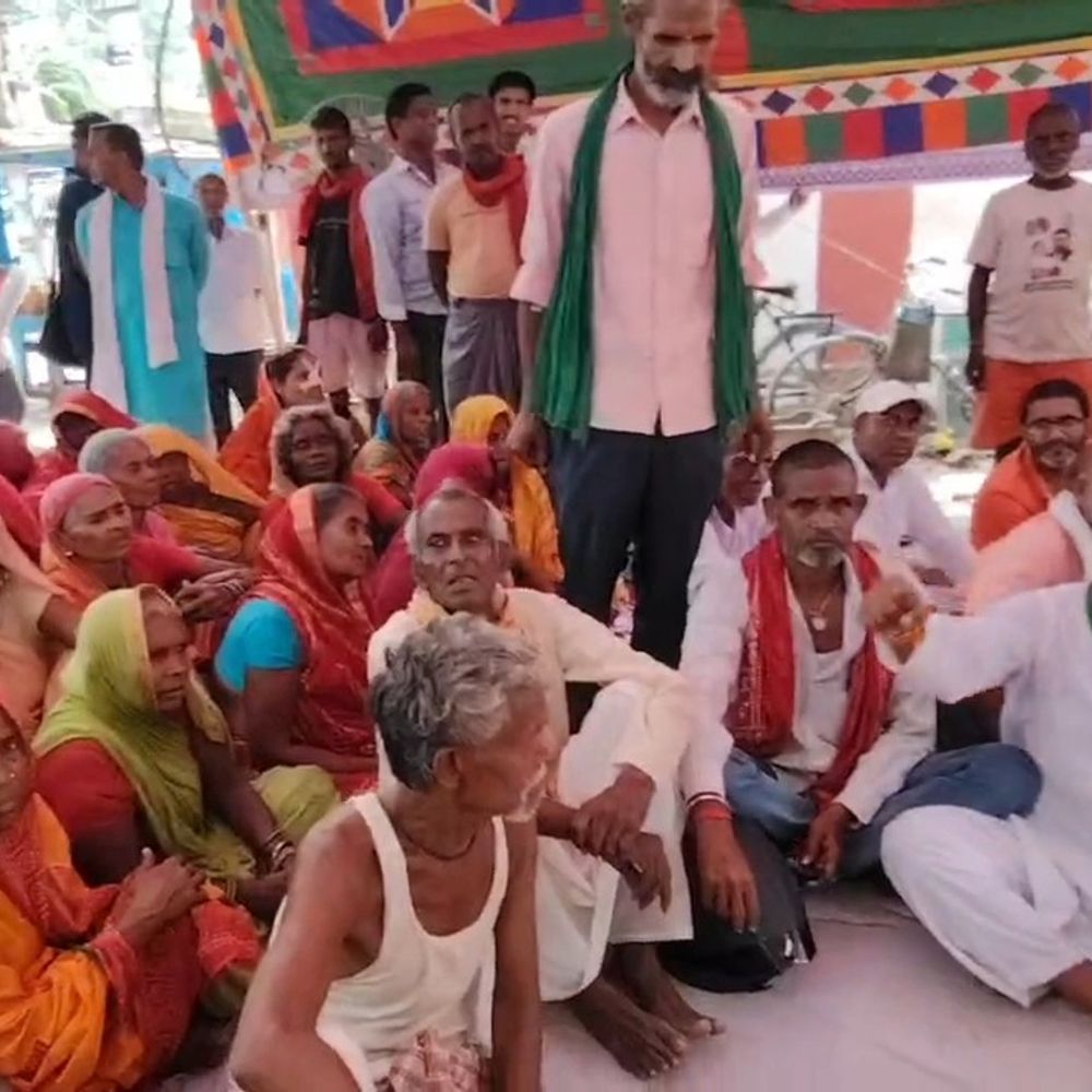बेगूसराय को बाढ़-सुखाड़ प्रभावित घोषित करने की मांग,RJD का धरना:MLC उर्मिला ठाकुर बोलीं-तेजस्वी ने 17 महीने में काम किया, जिलाध्यक्ष बोले-किसानों को मुआवजा, GR राशि मिले