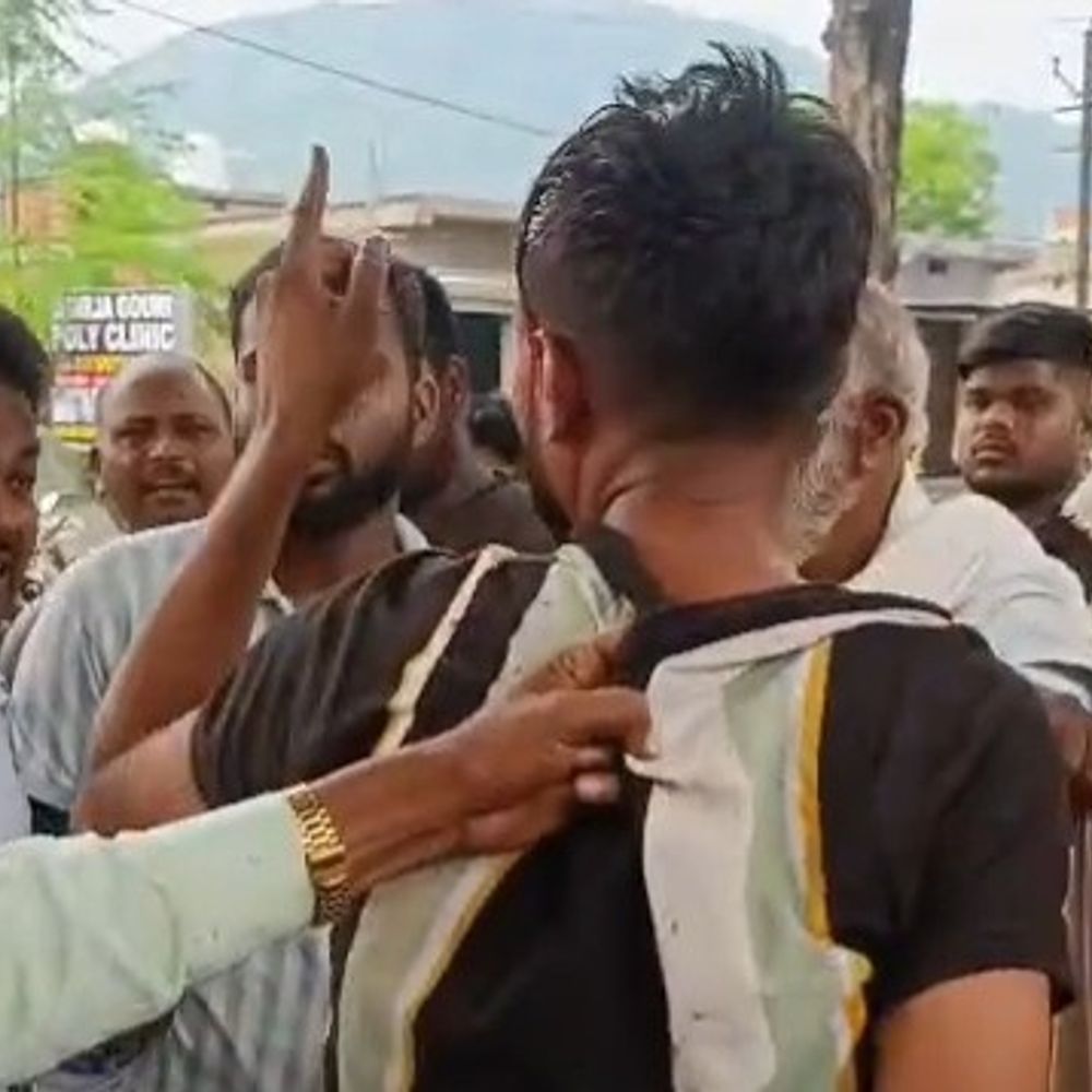 बाइक सवार को टक्कर मार भागी कार पेड़ से टकराई:ड्राइवर के साथ लोगों ने की मारपीट, पुलिस ने मौके पर पहुंचकर भीड़ से छुड़ाया