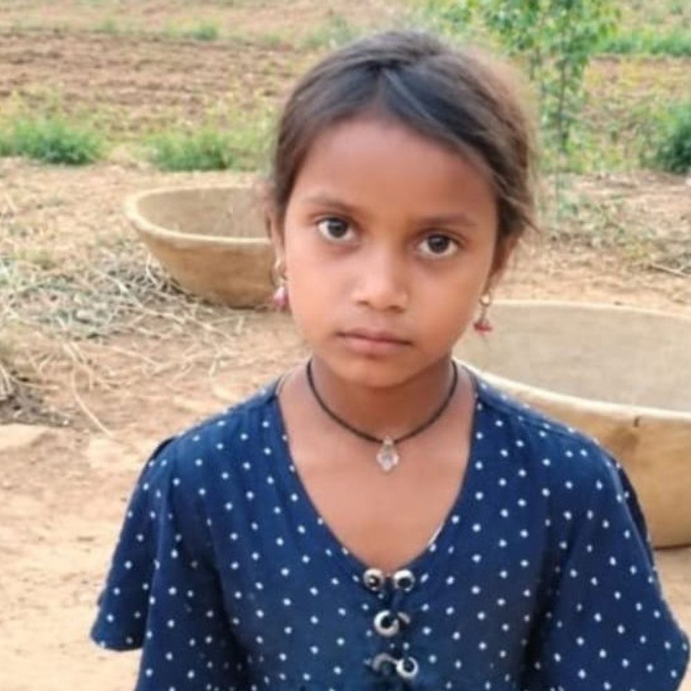 कुरकुरे दिलाने के बहाने 9 साल की बच्ची का अपहरण:ट्रेन से दिल्ली जा रहा था परिवार, प्रयागराज स्टेशन पर हुई घटना; जीआरपी CCTV खंगाल रही