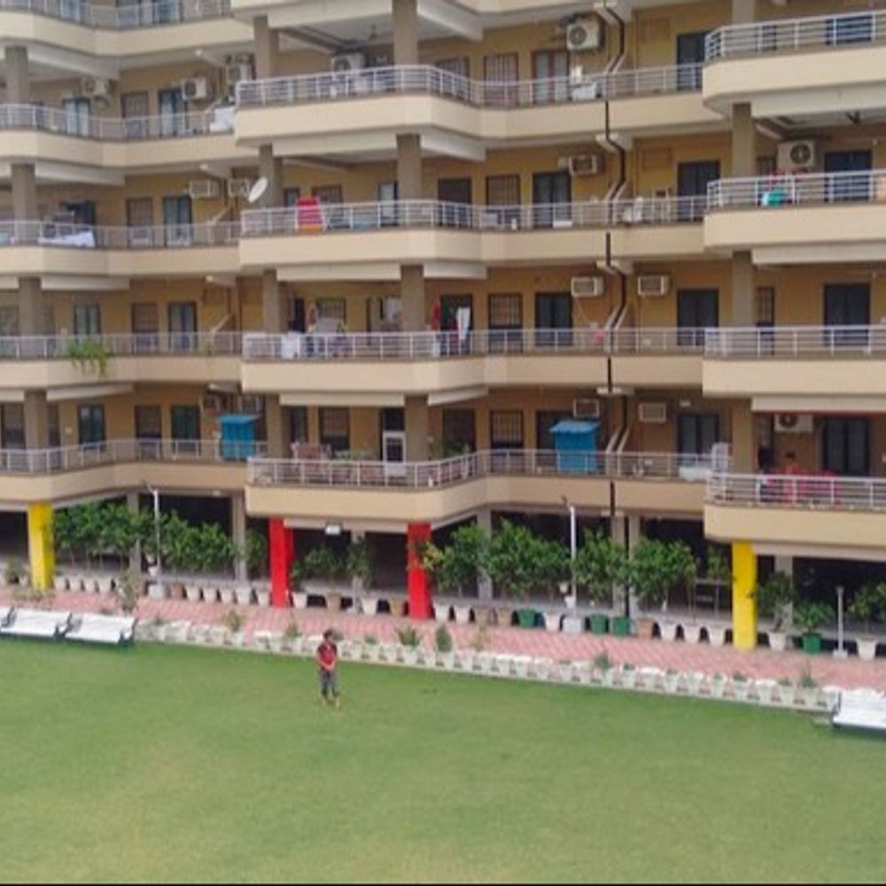 ग्रीन पार्क में जन्माष्टमी की महाआरती को लेकर विवाद:रात 11:15 बजे कार्यक्रम तय, बिल्डर पर सूचना डिलीट कराने का आरोप, सोसायटी के लोग थाने पहुंचे