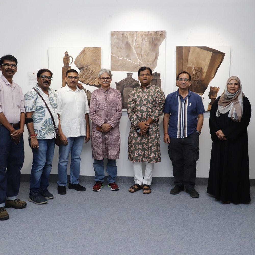 लखनऊ में बियॉन्ड द फ्रेम्स कला प्रदर्शनी शुरू:देशभर के 8 कलाकारों की कृतियां, 18 सितंबर तक देख सकेंगे