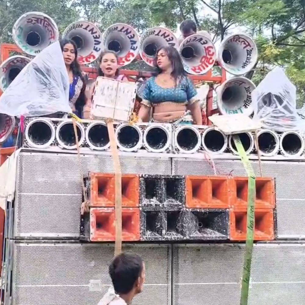 सीवान में स्कूल परिसर में डीजे पर अश्लील डांस:महावीरी मेले में प्रशासन-पुलिस बनी रही मूकदर्शक, अब तक कार्रवाई नहीं