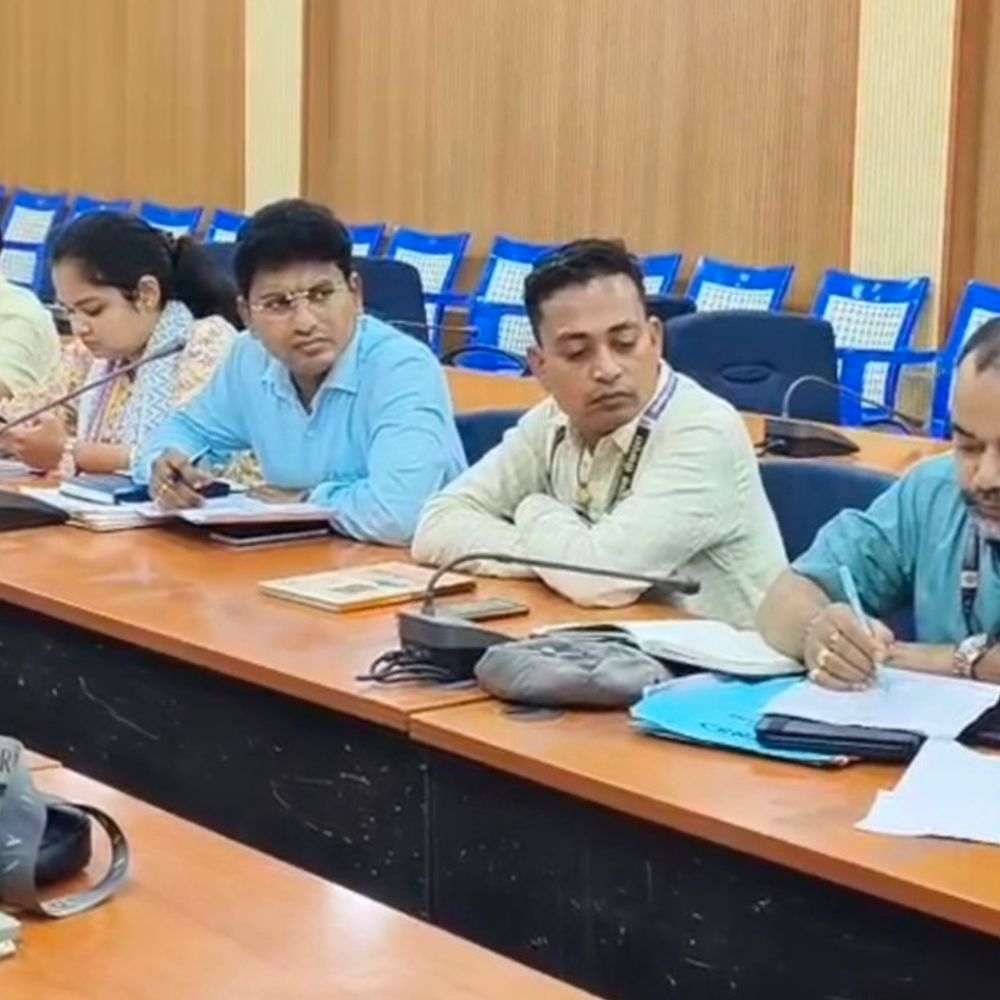 डोर-टू-डोर कचरा उठाव 100% करने का निर्देश:स्वच्छता योजनाओं की धीमी रफ्तार पर डीएम नाराज,शेखपुरा और चेवाड़ा ब्लॉक कॉर्डिनेटर से जवाब तलब