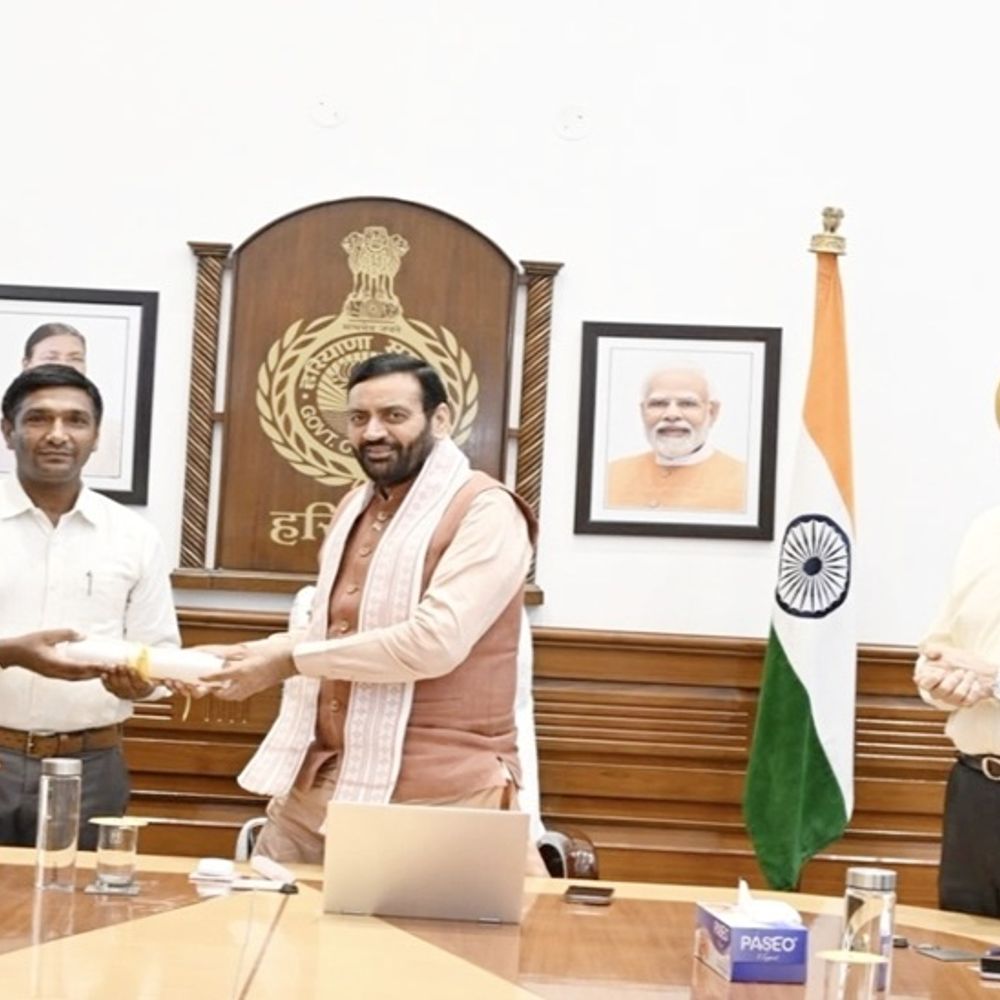 हरियाणा में सर्वाधिक रेड करने वाले इंस्पेक्टर CM से सम्मानित:13 बार छापे मारकर रिश्वत लेते हुए अधिकारियों को पकड़ा, 2022 से ACB में