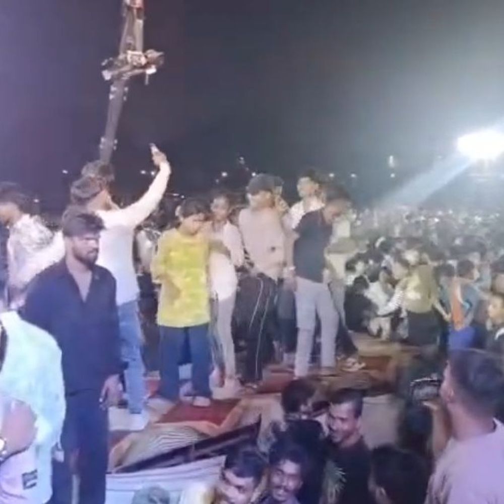 धनबाद में आर्यन केल्विन के फैंस मीट में हंगामा:पुलिस ने बंद कराया कार्यक्रम; स्टंट करने वाला युवक पकड़ाया, स्टेज पर चढ़े प्रशंसक