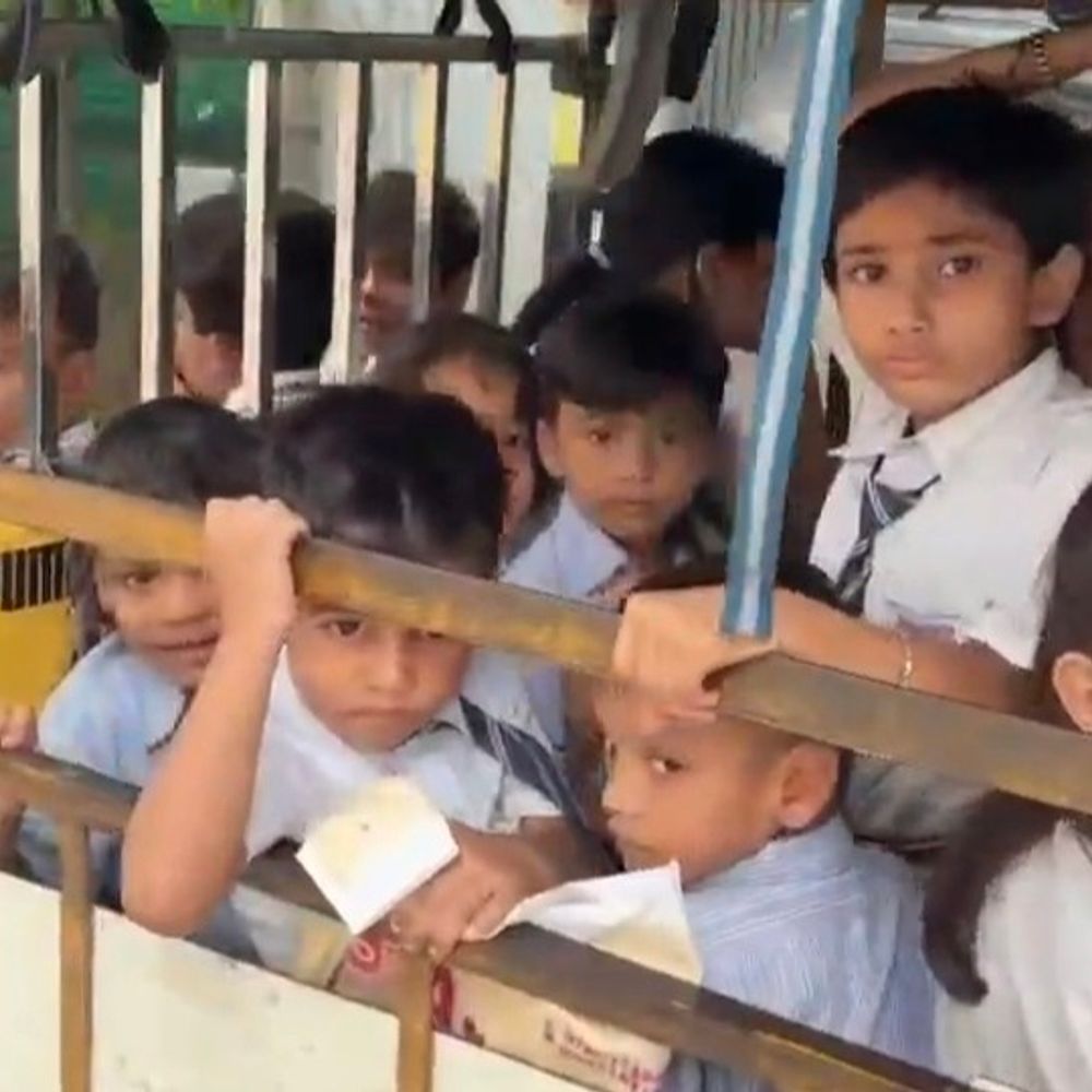 मुजफ्फरनगर में ई-रिक्शा में 24 स्कूली बच्चे:ठूंसकर ले जाने का वीडियो, चालक के पास 6, पीछे 4 बच्चे पैर लटकाकर बैठे
