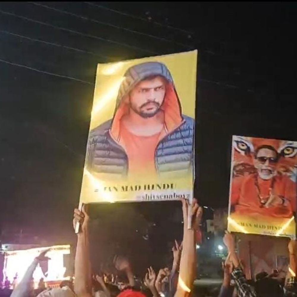 गणेश झांकियों में गैंगस्टर लॉरेंस बिश्नोई का पोस्टर लहराया, VIDEO:युवाओं ने ‘आपका बाप आ रहा है’ के नारे लगाए; सोशल मीडिया पर किया पोस्ट