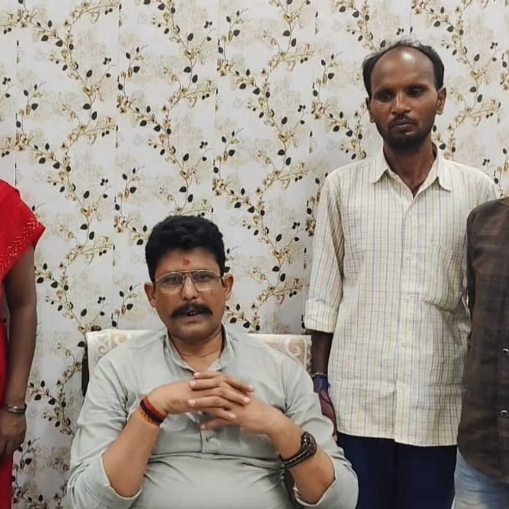 जिंदा परिवार को सरकारी रिकॉर्ड में दिखाया मृत:चंदौली के खड़ान गांव का मामला; जिला पंचायत सदस्य ने वीडियो जारी कर उठाए सवाल