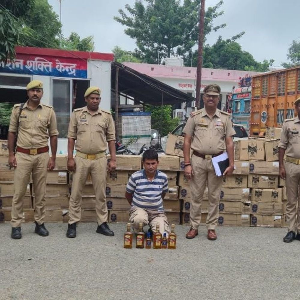 प्लाई के नीचे छिपाकर रखी थी चंडीगढ़ निर्मित शराब:देवरिया में ट्रक से 215 पेटी अवैध शराब बरामद, ड्राइवर गिरफ्तार