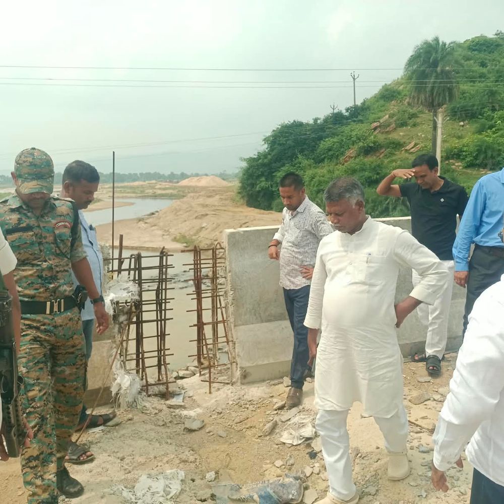 काजवे टूटने से रास्ता बंद,धीमे पुल निर्माण पर विधायक नाराज:जमुई में अधिकारियों को लगाई फटकार, डायवर्सन बनाने का दिया निर्देश