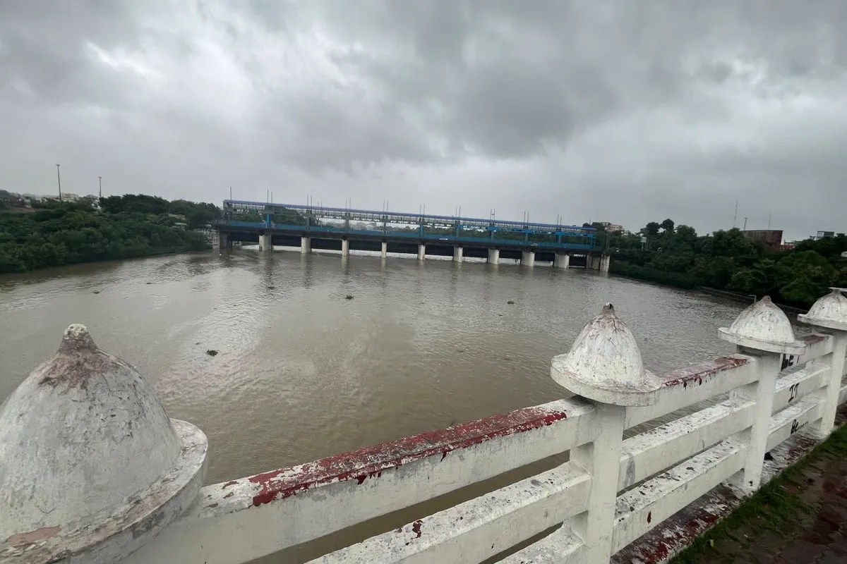 Heavy Rain Alert : लखनऊ में आफत बनी बारिश: सड़कें जलमग्न, बोलेरो गड्ढे में फंसी, गोमती उफान पर