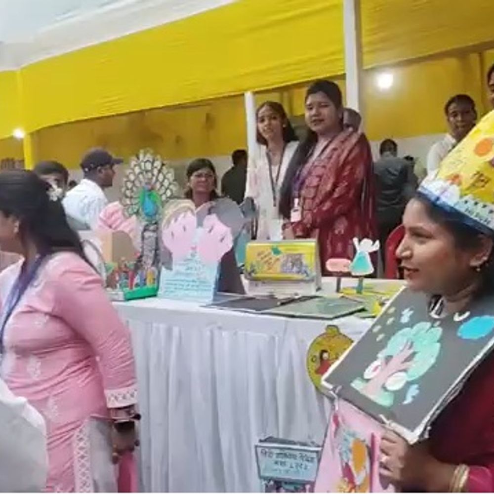 खुद “जीवंत शिक्षण सामग्री’ बनकर पढ़ा रही हैं पूजा बोस