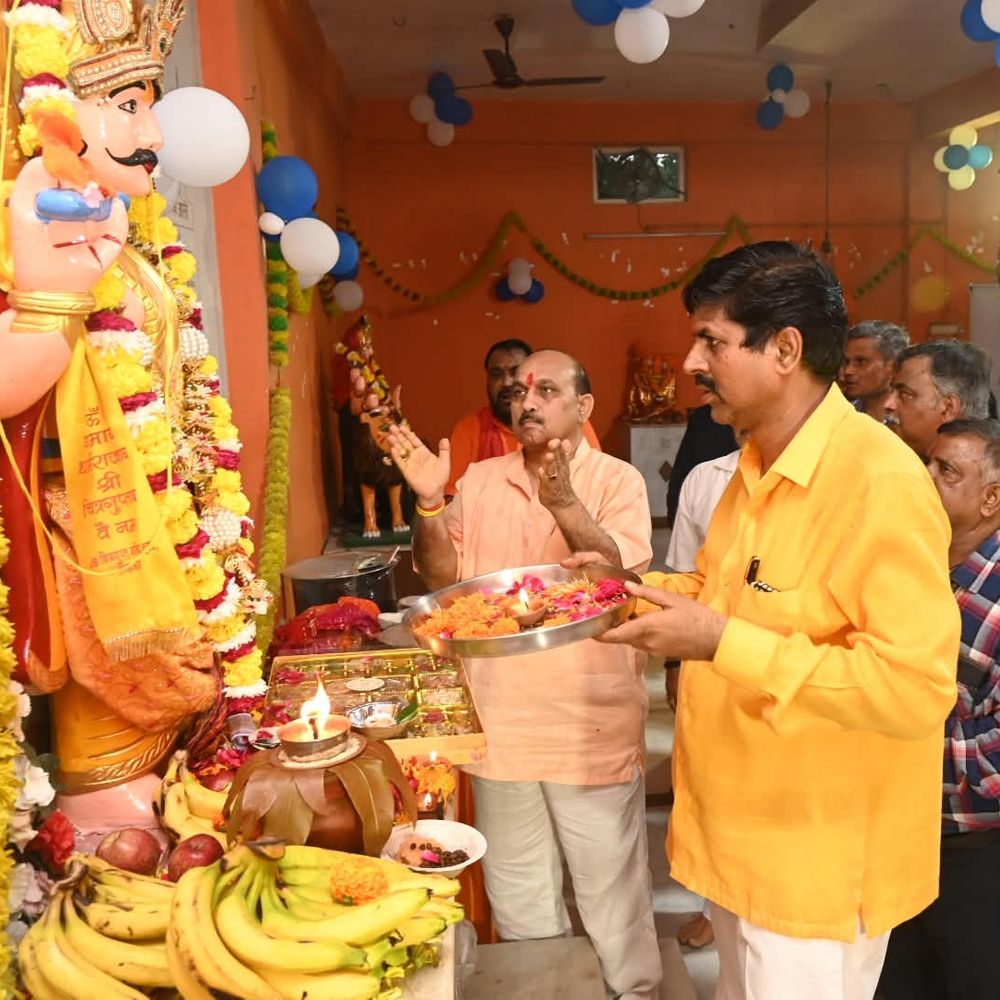 लखनऊ के चित्रगुप्त धाम में स्थापना दिवस समारोह:श्रद्धालुओं ने छप्पन भोग अर्पित कर लोककल्याण की कामना की, गोमती आरती भी हुई