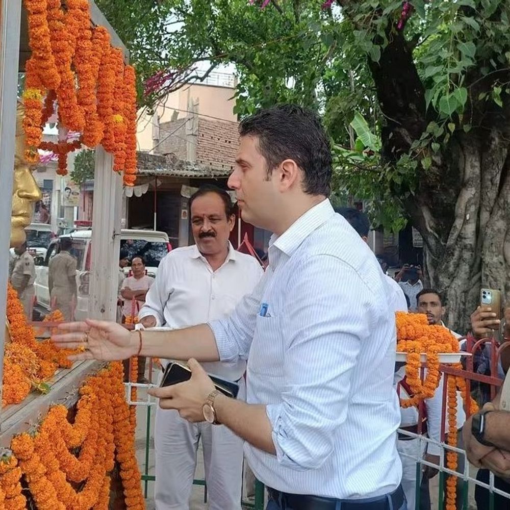 दिनकर की 118वीं जयंती पर सिमरिया में श्रद्धांजलि:पैतृक आवास पहुंचे डीएम-एसपी, अधिकारियों ने देखीं उनकी स्मृतियां
