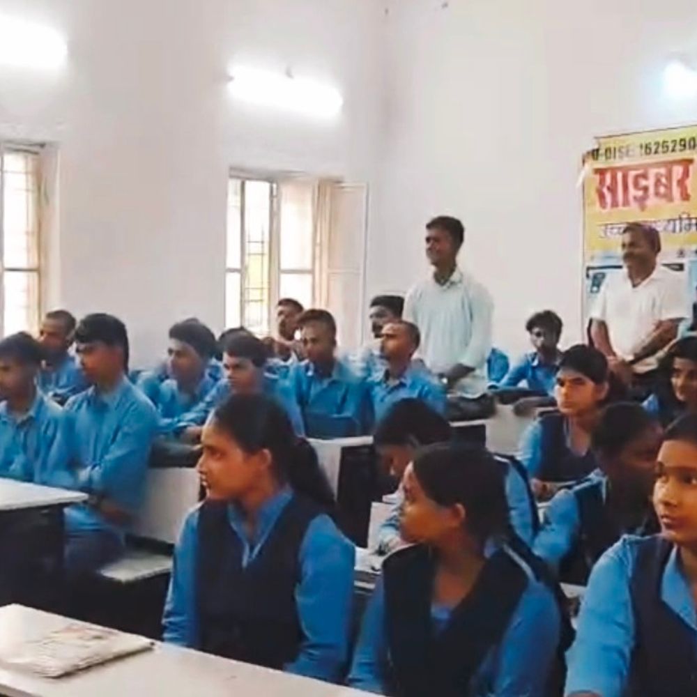 शेखपुरा में डीएम का अचानक पंचायत भवन पहुंचकर निरीक्षण:10 लोगों को जन्म-मृत्यु प्रमाण पत्र दिए; स्कूल में शिक्षक बन बच्चों को खगोल विज्ञान पढ़ाया
