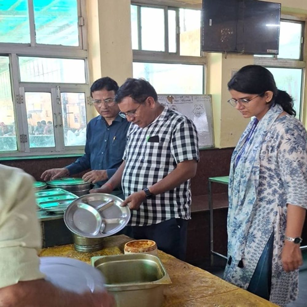 जयपुर में हॉस्पिटलों की कैंटीन पर छापा:फ्रिज गंदा मिला, खाने का सामान ढका हुआ नहीं था; एक कैंटिन बंद करने के निर्देश दिए