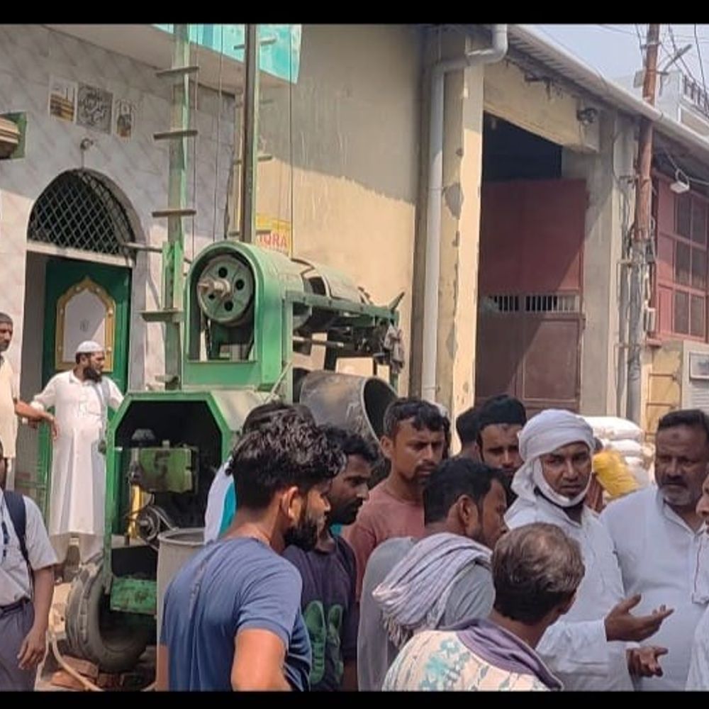 मेरठ में केसरगंज मंडी की मस्जिद में निर्माण पर हंगामा:व्यापारी-हिंदू संगठनों के विरोध पर पुलिस ने काम रुकवाया