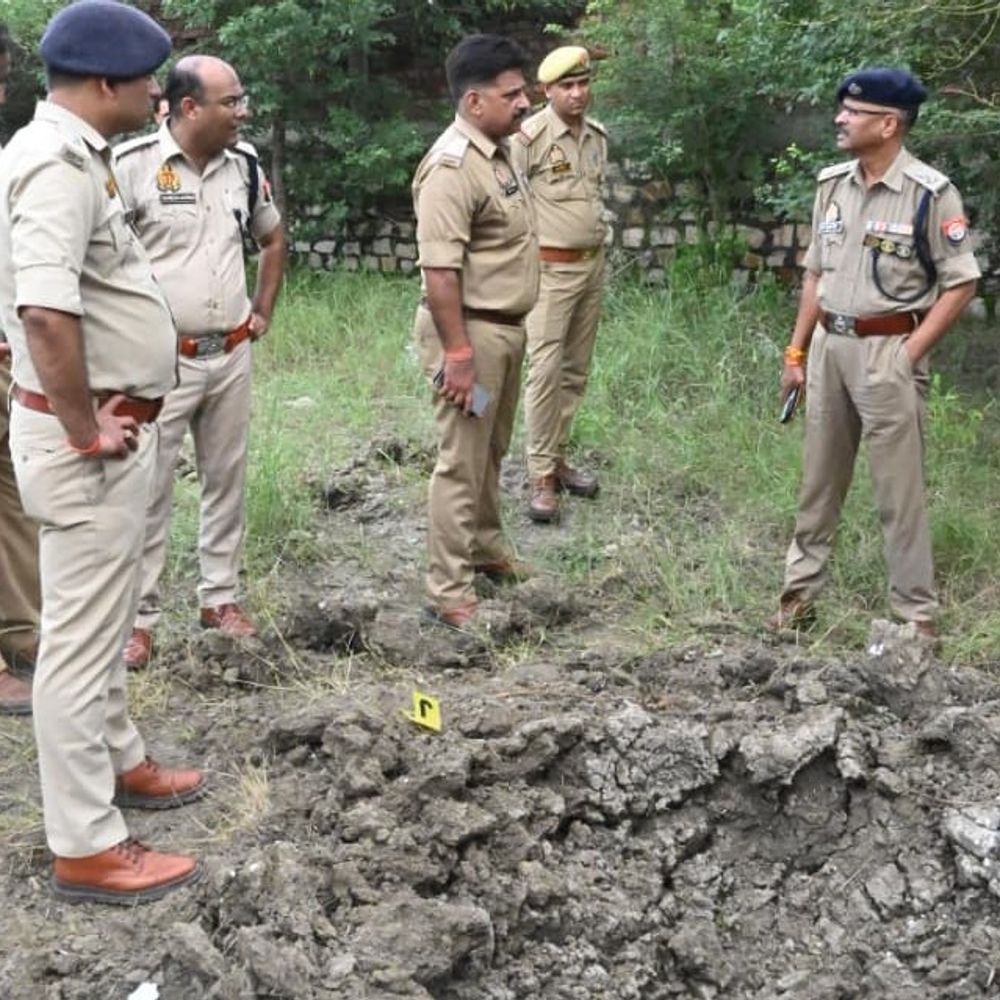 भाजपा नेता के खाली प्लॉट में धमाका, मानव अंग मिले:चित्रकूट में जमीन में बना बड़ा गड्ढा, बांदा-लखनऊ से विशेषज्ञ को बुलाया