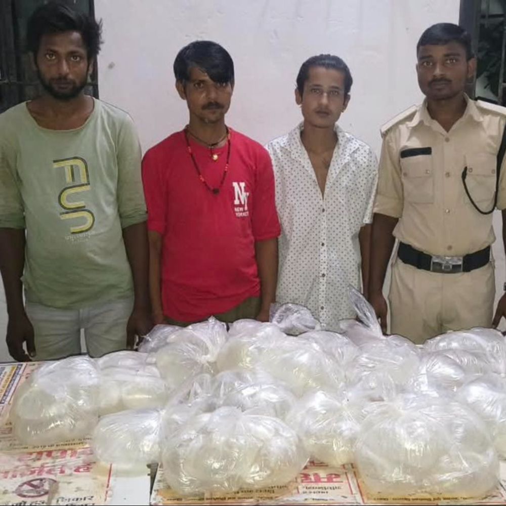 मधुबनी में 68 जगहों पर छापेमारी, 5 शराब तस्कर गिरफ्तार:357 लीटर देसी शराब और 5 वाहन जब्त, ड्रोन की मदद से 480 किलो जावा नष्ट