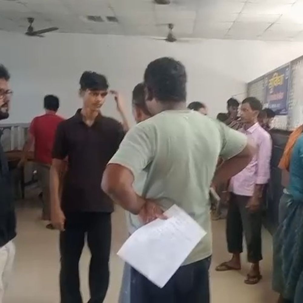 किशनगंज में अचानक प्रीपेड बिजली बैलेंस हुआ माइनस:उपभोक्ताओं ने किया हंगामा; किसी के 600 तो किसी के 900 रुपए कटे