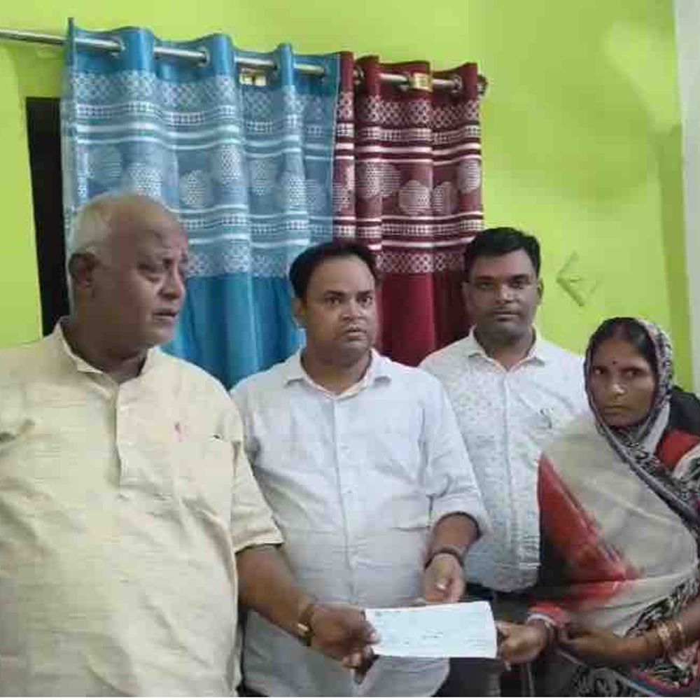 मोतिहारी में रोड एक्सीडेंट पीड़ितों को 4-4 लाख का मुआवजा:विधायक प्रमोद कुमार ने चेक सौंपे, सदर अंचल परिसर में कार्यक्रम