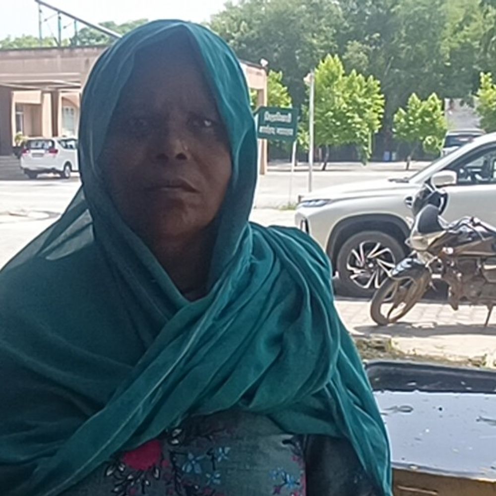 दिव्यांग विधवा महिला जर्जर मकान में रहने को मजबूर:छत का हिस्सा गिरा, बेटी के साथ सुरक्षित घर के लिए प्रशासन से मांगी मदद