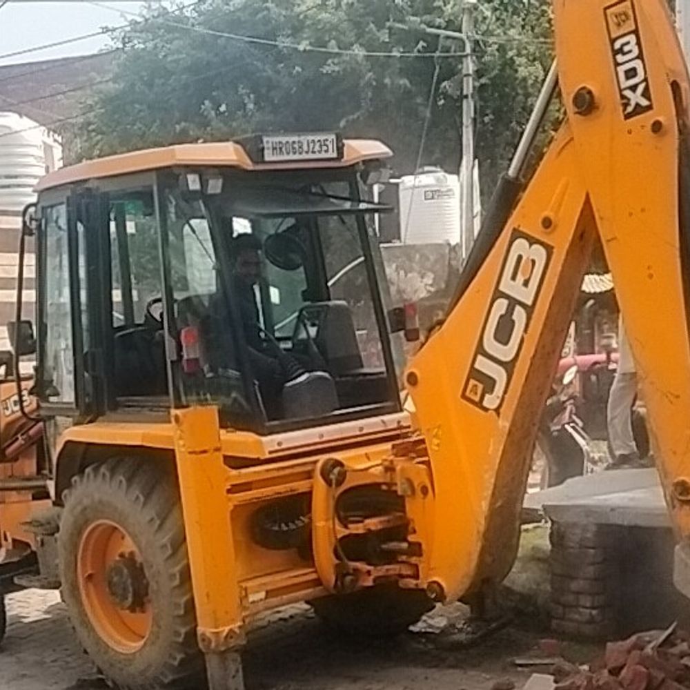 इसराना में दुकानों के आगे से अवैध कब्जे हटाए:पंचायत के अनुरोध पर प्रशासन की कार्रवाई; ड्यूटी मजिस्ट्रेट और पुलिस रही मौजूद