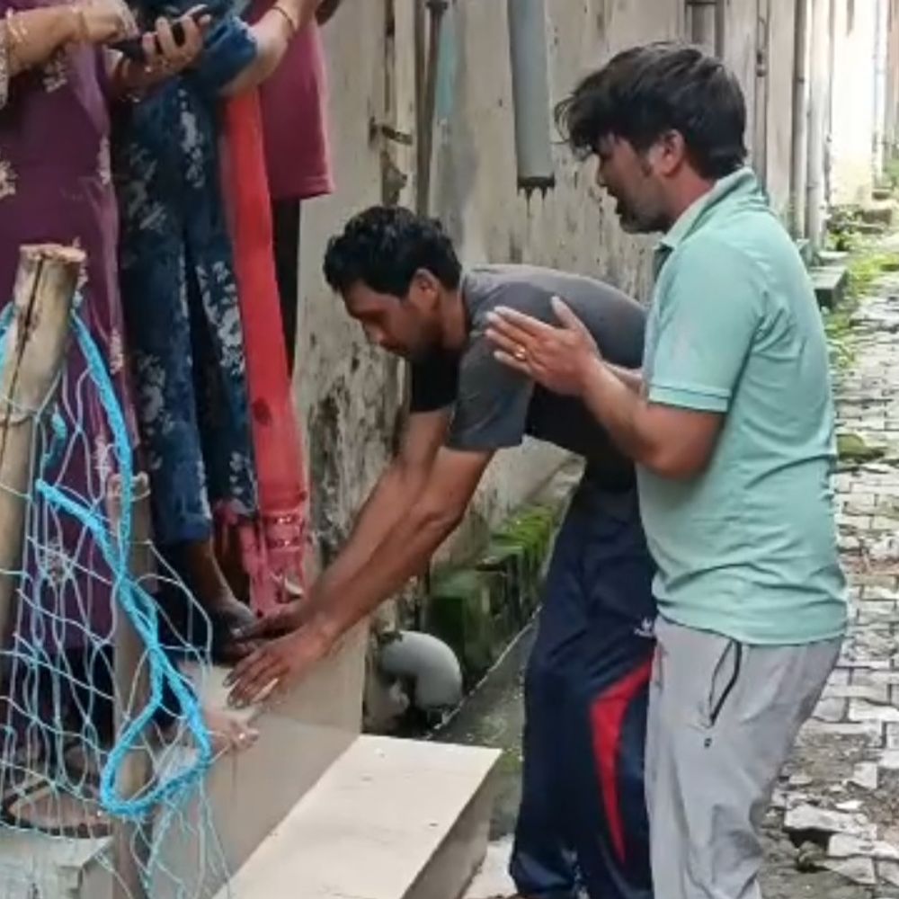 मेरठ में नहाते समय महिला का वीडियो बनाया:रोशनदान से मोबाइल लगाकर कर रहा था रिकॉर्डिंग, शोर मचाने पर लोगों ने पकड़ा